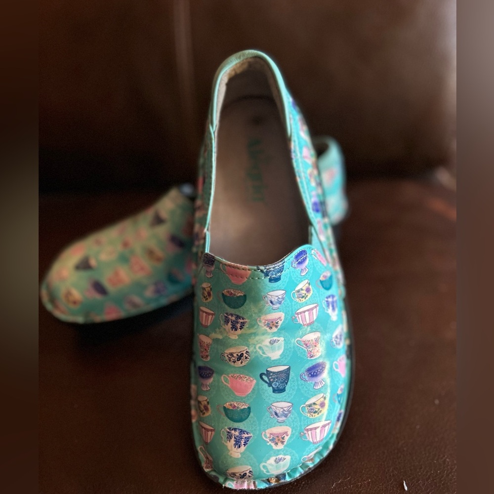 Alegria Womens Debra Teacup slip on clogs, size 37